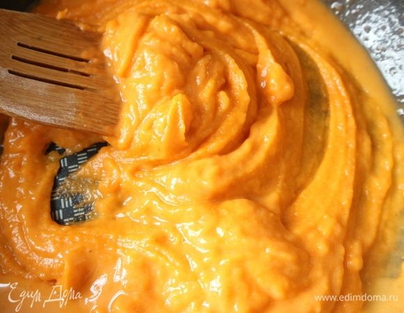 Добавлять постепенно, понемногу горячий бульон в сковороду с ру, перемешивать. В общей сложности добавить 1-1,5 стакана бульона. 
