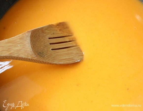 Затем эту смесь вылить постепенно в бульон, перемешивая венчиком. Комков быть не должно.