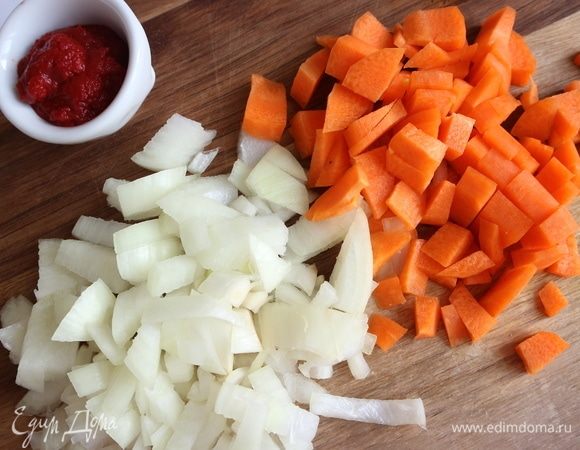 Овощи для соуса порезать.