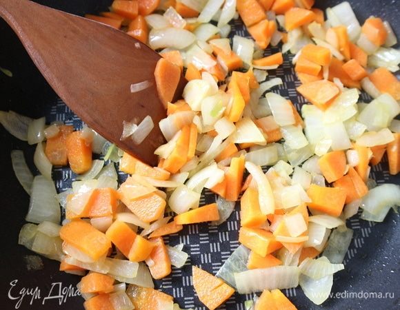 Обжарить овощи для соуса с добавлением оливкового масла. Из овощей в этот соус можно добавить так же стебель сельдерея. 