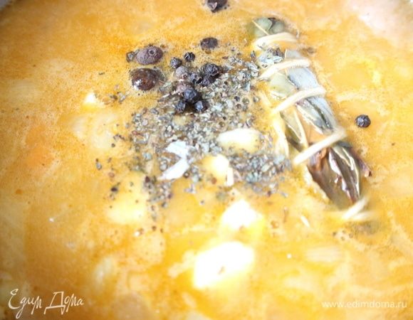 Добавить овощи, порезанный чеснок и специи в соус, перемешать, соус должен вариться и постепенно выкипать на медленном огне без крышки. Варить примерно 2 часа, периодически помешивать, соус должен выпариться на 1/4 часть. По консистенции он не будет густым, этого не требуется. 