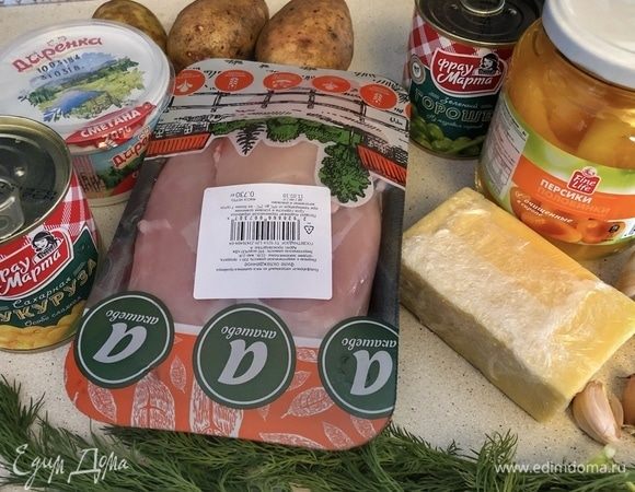 Подготовить ингредиенты. Помыть куриные грудки. Почистить картофель. Сыр и чеснок натереть на мелкой терке. Добавить сметану и перемешать.