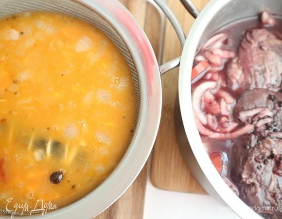 Процедить через сито слегка остывший соус вместе с овощами. Овощи, пропущенные через сито, тоже положить в соус. Вкус соуса насыщенный, мясной, с яркими овощными нотками. Достать мясо из холодильника.