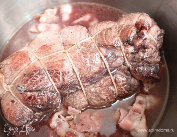 Сложить обжаренное мясо в подходящую глубокую толстостенную посуду. Залить мясо процеженным маринадом из красного вина.
