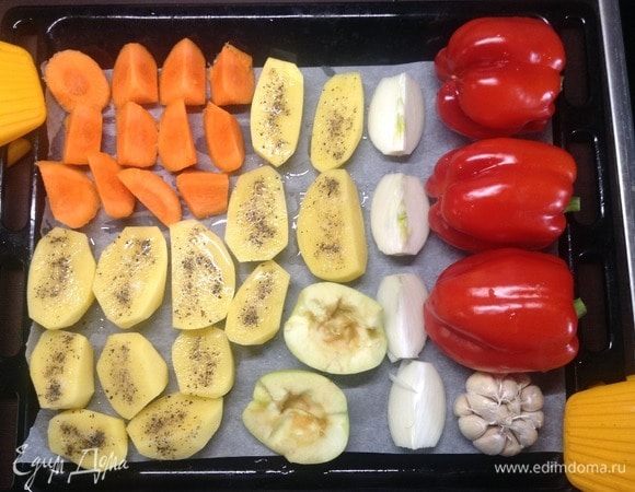Овощи помыли. Картоху режем пополам вдоль, морковь — на кусочки немелкие, лук — на 4 дольки, перец сладкий целиком, можно яблоко (на десерт) пополам, можно нечищенную головку чеснока.
Все на противень с пергаментом, внизу постеленным.
Картофель солим-перчим и чуть маслом растительным сбрызнуть (а можно без масла совсем).