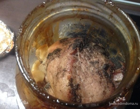 Через полтора часа от начала запекания выключаем духовку, снимаем фольгу с банок, пусть еще постоят там, аромат по кухне-квартире дадут.