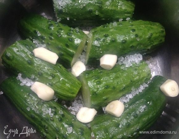 Огурчики помыли, отрезали «попки», поперек пополам разрезали. Чеснок почистили на зубчики. На дно кастрюльки — перец душистый и черный горошком, можно и лаврушки пару листочков. Сверху — в один слой огурчики выложили плотненько, чеснок — каждый зубчик вдоль разрезали и уложили равномерно. Соль крупного помола морскую.