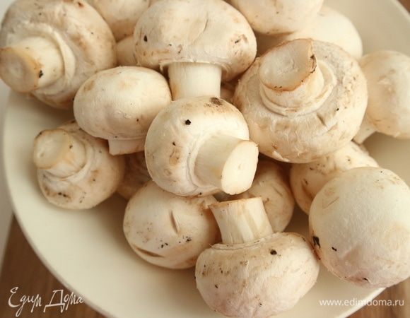 Шампиньоны тщательно помыть.
