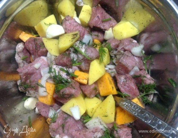 Все помыли. Нарезали на не мелкие кусочки мясо, лук, тыкву, картошку.
Сложили все в миску, туда же нашинкованный укроп, специи и соль, зубчики чеснока целыми.
Перемешали.