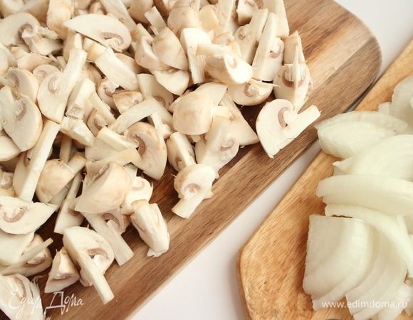 Лук почистить, порезать полукольцами, грибы нарезать на восьмушки через центр, если грибы крупные, если мелкие — на четвертинки через центр. Чем мне нравится такая нарезка ( в отличие от нарезки пластинками) — это тем, что после приготовления грибы сохраняют твердость шляпок после приготовления.