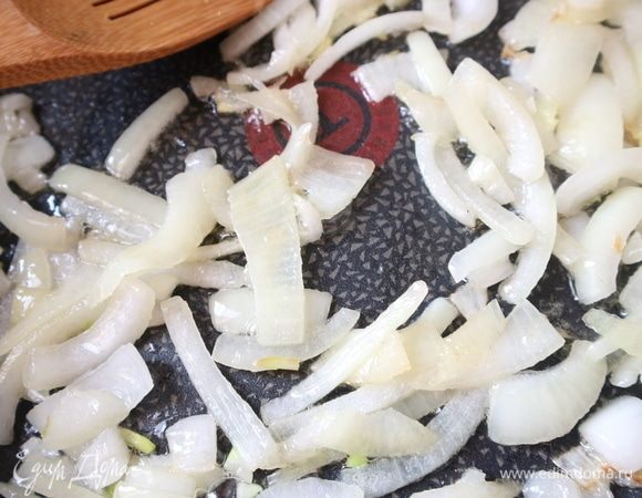 Лук карамелизировать с добавлением оливкового, сливочного масла и щепотки сахарного песка.