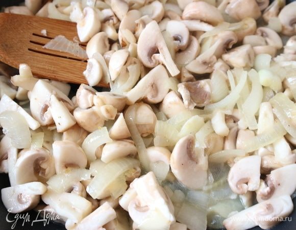 Добавить шампиньоны, посолить, выпарить жидкость, чуть-чуть обжарить.