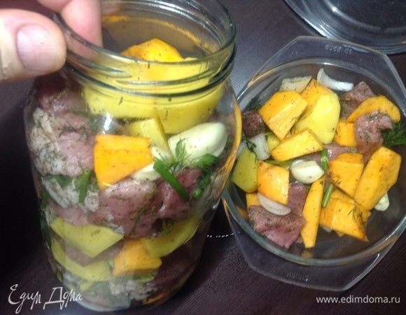 Уложили в две литровые банки.
Мы для примера здесь часть в банку, часть — в обычную плоскую широкую посудину, чтобы почувствовать разницу. Попробуйте сами — из широкой банки все соки утекают с паром, в банке непередаваемый способ готовки оказался, про вкус-аромат-нежность — просто слов не найти.