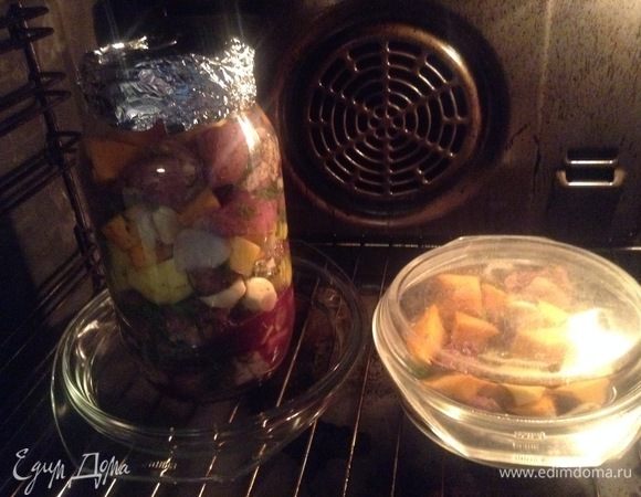 Банку фольгой сверху замотали, все в холодную духовку.
Температуру на 200°С. Через минут 40 уменьшить до 160°С, и так до конца томить, всего —
 минут 90. Потом духовку выключить и дать еще постоять с открытыми крышками-фольгой, дабы ароматом домочадцам сигнал подать:) и направление движения.