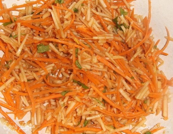 Добавить зелень сельдерея, уксус и масло. Перемешать.