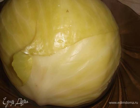 Кочан отварить в подсоленной воде, разобрать на листья.