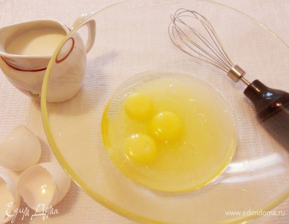 Взбить 3 яйца, сахарный песок и растительное масло.