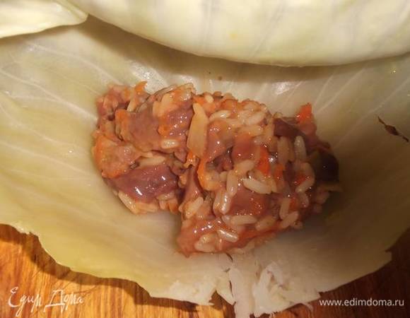 Твердую часть листа отбить. Уложить начинку на лист.