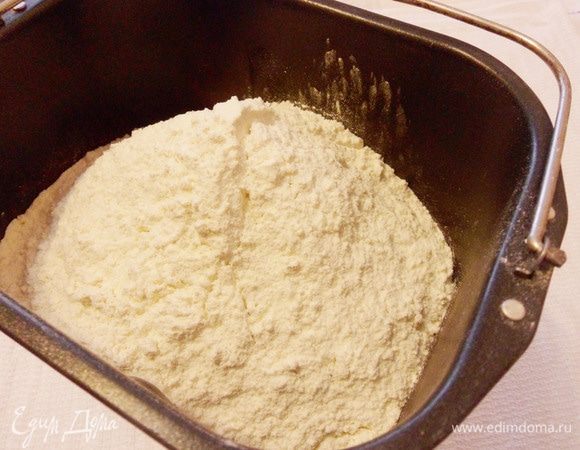 Соединить жидкие ингредиенты с сухими я доверила хлебопечке. Хлебопечка должна работать до звукового сигнала (добавка дополнительных ингредиентов), после чего тесто я буду вымешивать уже на столе. Оставим готовое тесто на некоторое время и займемся добавками к калачу.