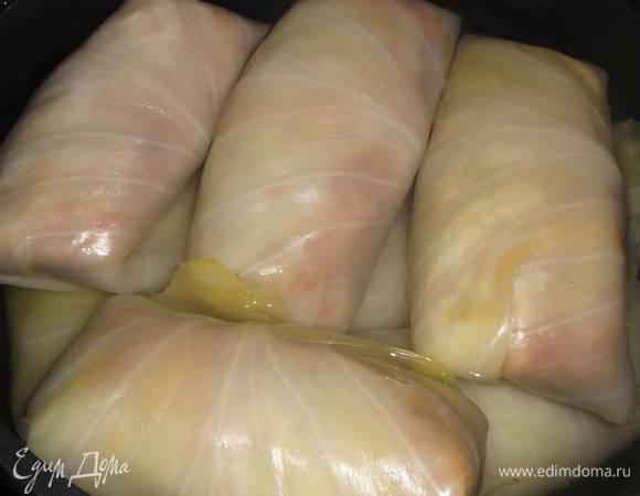 Уложить в кастрюльку. Залить водой, в которой парилась капуста.