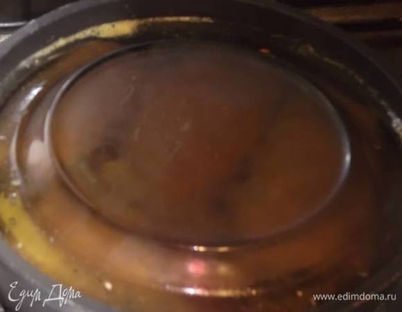 Накрыть сверху тарелкой и крышкой. Довести до кипения, убавить огонь, посолить (если надо), тушить 40 минут на медленном огне.