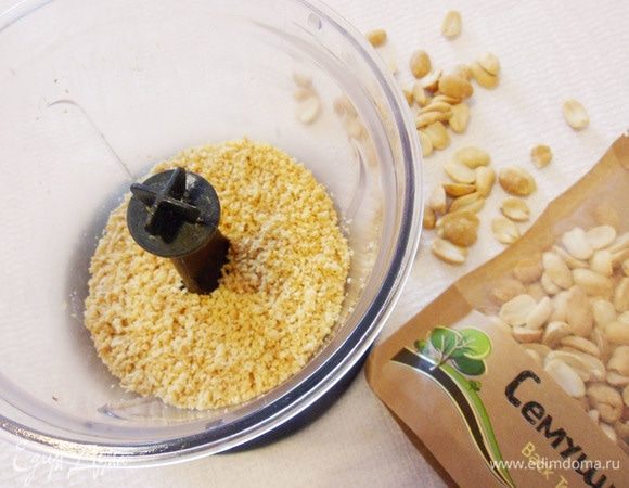 Орехи измельчить блендером.