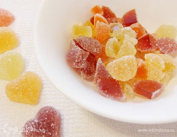 Мармелад нарезать небольшими кусочками. Несколько штук мармелада оставить для декора.