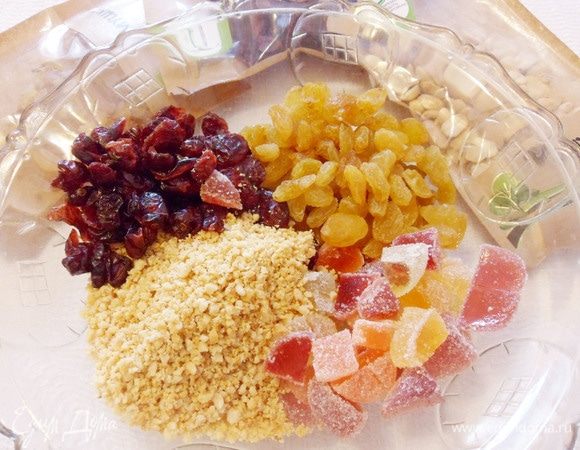 Соединить вместе изюм, орехи, сушеную клюкву и мармелад.