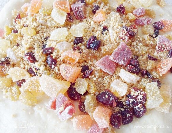 Смешать все добавки с тестом, хорошо вымесить.