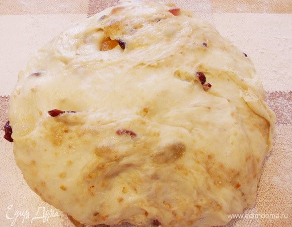 Выложить подошедшее тесто на посыпанный мукой стол.