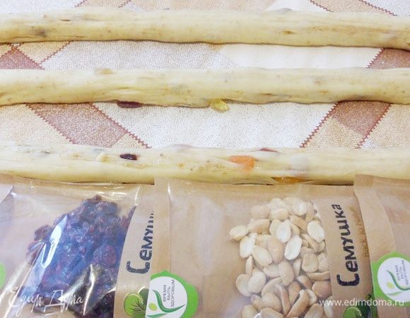 Разделить тесто на три равные части и раскатать его в жгуты.