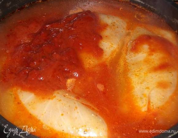 Выложить соус в кастрюлю.