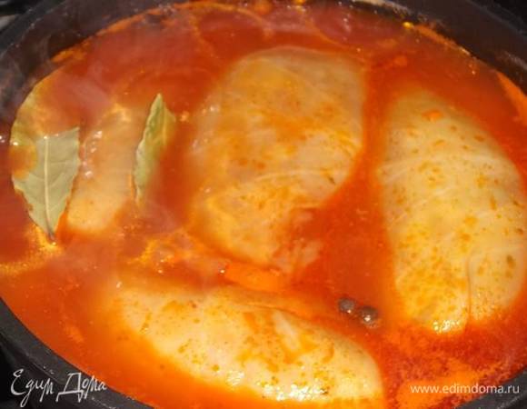 Добавить лавровый лист, душистый перец и сахар. У меня 1 ч. л. Накрыть опять тарелкой и крышкой.