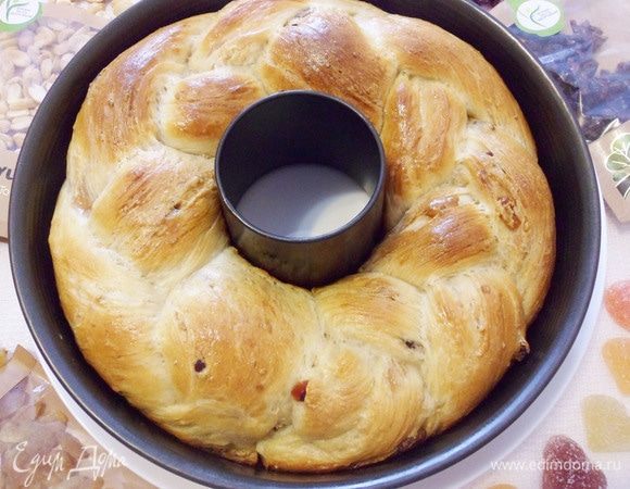 Калач готов. Осталось только его украсить.