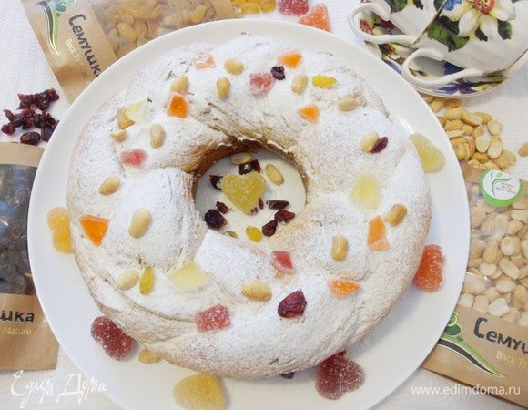 Посыпать готовый калач сахарной пудрой. Украсить орехами и мармеладом. Плетеный калач готов!