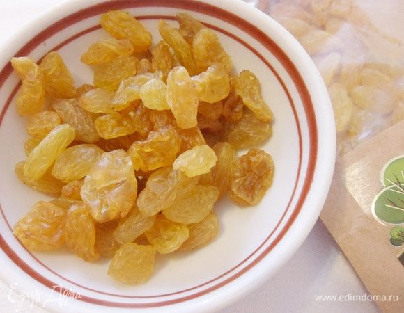 Изюм (у меня золотистый изюм ТМ «Семушка») промыть водой.