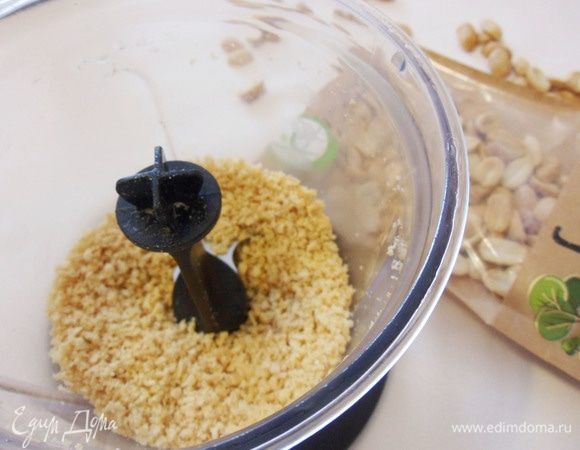 Орехи измельчить в блендере.