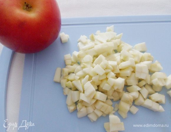 Яблоки (лучше взять сладкие красные) очистить от кожуры и сердцевины и нарезать небольшими кусочками.