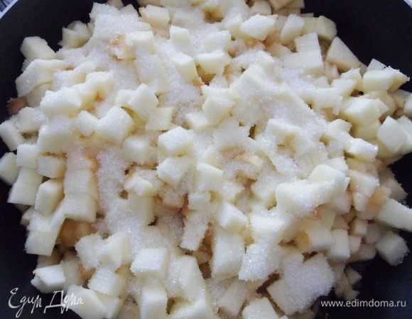 Положить подготовленные яблоки в сотейник с толстым дном, добавить сахарный песок и 3 ложки воды. Варить около 15 минут, пока яблоки не станут мягкими. Для кислых зеленых яблок количество сахарного песка можно увеличить.