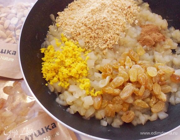 Затем добавить в сотейник к яблокам измельченные орехи, изюм, корицу и половину цедры апельсина. Хорошо перемешать, если начинка рассыпается, немного помните ее ложкой (толкушкой).