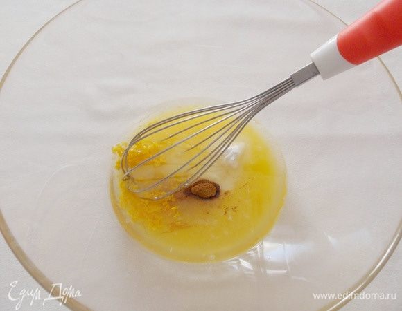 Для теста соединить в емкости апельсиновый сок, рафинированное растительное масло, сахарную пудру, ванильный сахар, корицу, соль и вторую половину апельсиновой цедры. Хорошо перемешать.