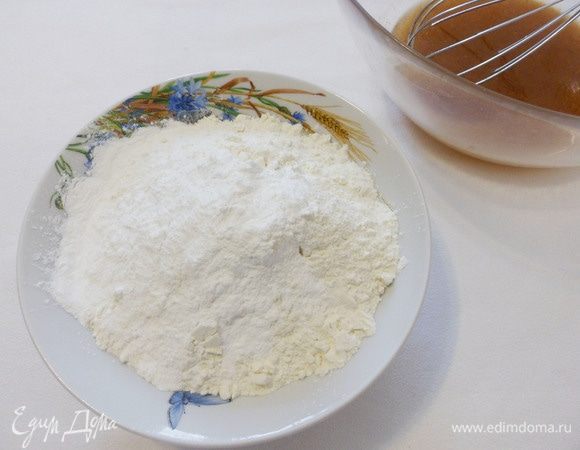 В другой емкости смешать просеянную муку и разрыхлитель.