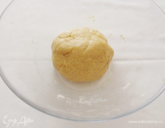 Муку всыпаем частями (!) в емкость, хорошо перемешиваем. Сначала вымешиваем тесто в емкости, а потом на столе. Муки может понадобиться от 250 до 300 г. У меня ушло 280 г муки. Ориентируйтесь на тесто, оно должно быть очень мягкое, не липнущее, слегка маслянистое, очень приятное на ощупь. Главное, не переборщить с мукой!