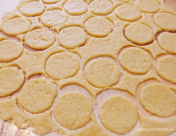 Тесто раскатать на столе толщиной около 5 мм. Вырезать стаканом кружки.