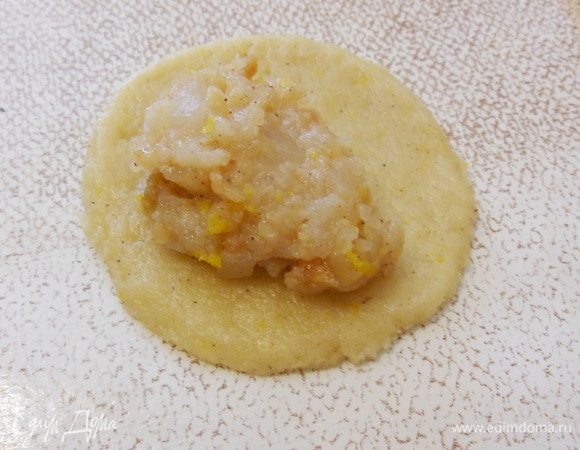 Каждый кружок раскатать еще немного в более тонкий, положить чайную ложку с горкой яблочной начинки.