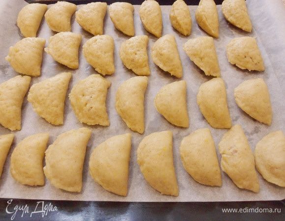 Завернуть и соединить края. Получилось 29 маленьких пирожков (стакан 5 см в диаметре).