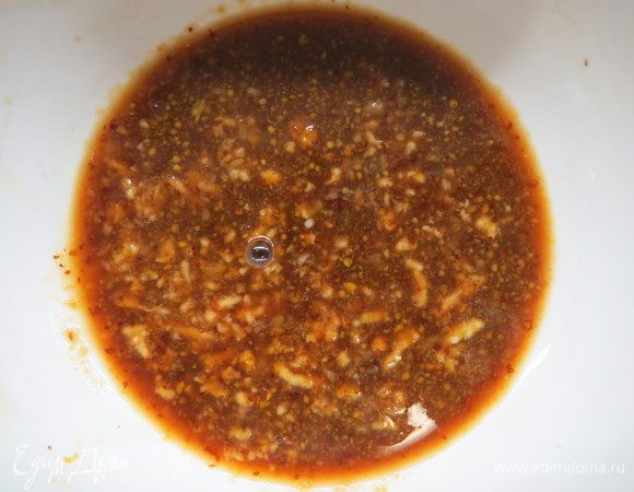 Куриное филе нарезать на небольшие кусочки. Приготовить маринад: смешать в чаше мед, горчицу, лимонный сок, 1 ст. л. оливкового масла, соевый соус. Добавить измельченный чеснок, перемешать.