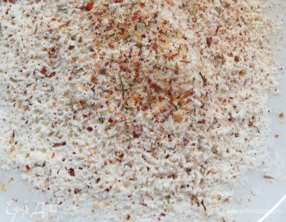 Выложить замаринованное филе на бумажное полотенце, чтобы удалить жидкость от маринада. В тарелку насыпать крахмал, можно добавить специи (у меня смесь черного и красного перцев), при необходимости можно чуть посолить (мне хватает солености маринада). Хорошо обвалять в крахмале каждый кусочек филе.