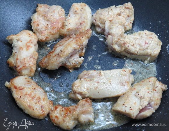 В сковородку влить растительное масло и обжарить курочку до корочки. Жарить нужно не очень долго, до румяности, чтобы не пересушить мясо.