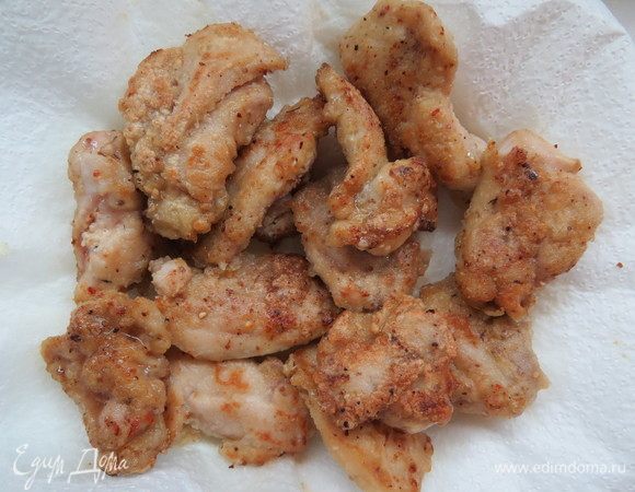Выложить курицу на салфетку, чтобы впиталось лишнее масло.

